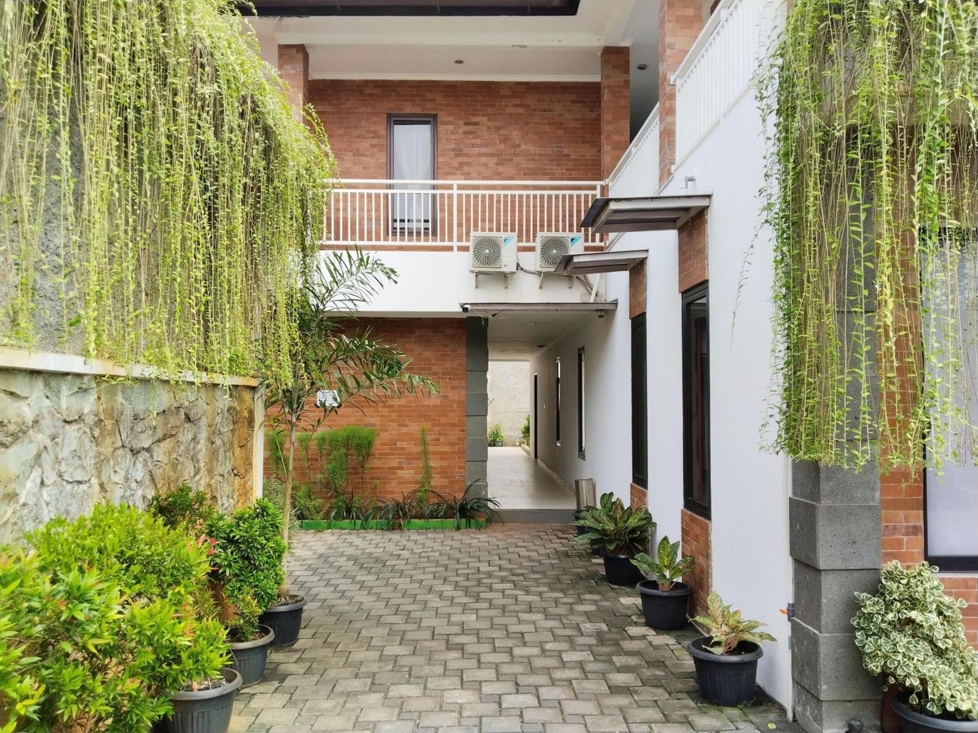Отель Dejati House Бекаси Экстерьер фото